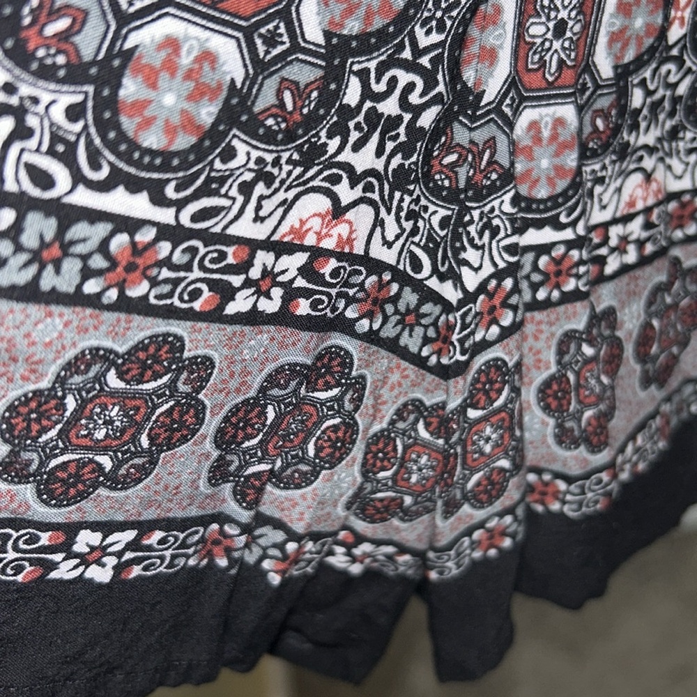 🦋Floral and Black Long Sleeve Juniors Romper 5/25$ - Picture 3 of 10